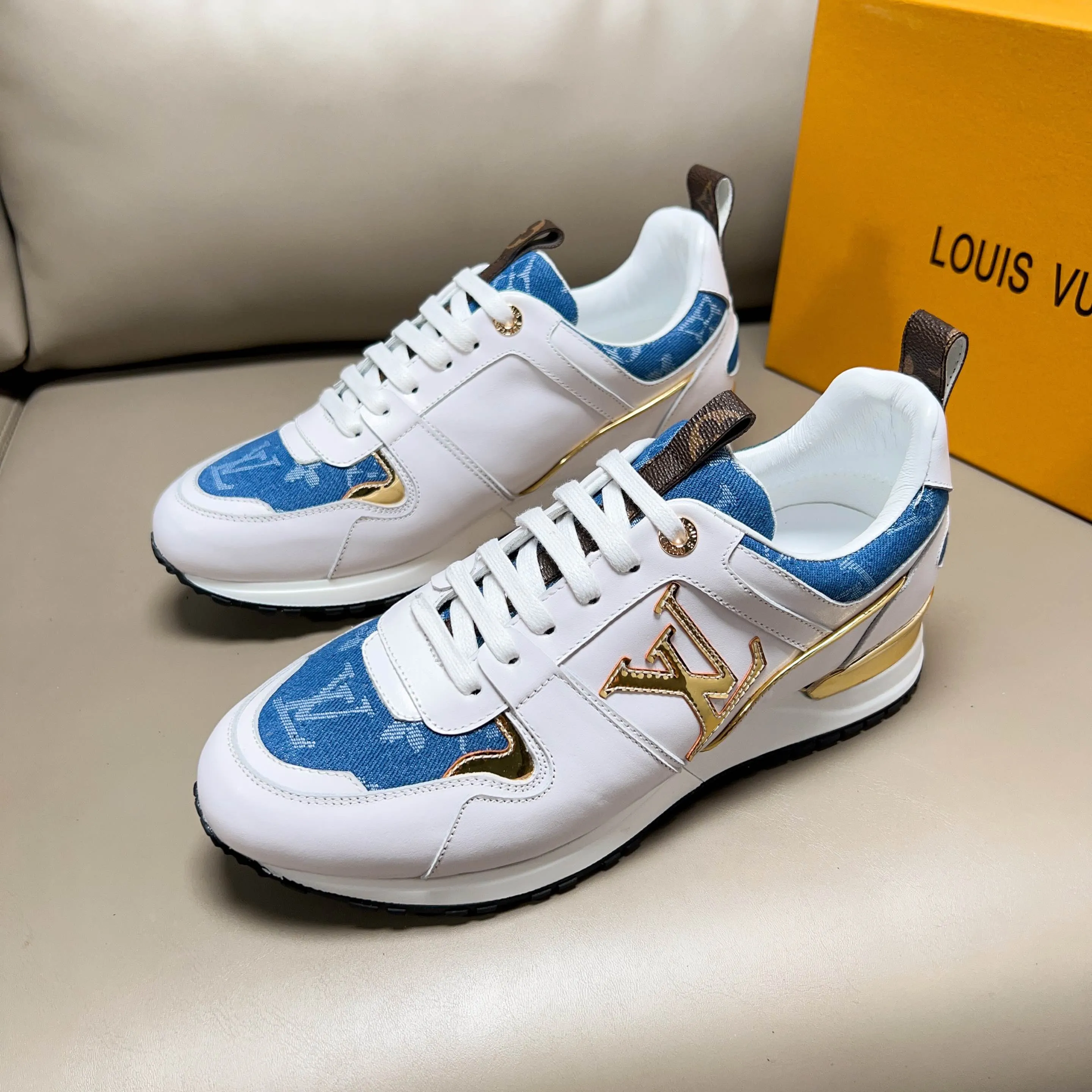 Factory price: 440💰【LV】Male and female couples model, sold simultaneously at counters, original classic 1:1 copy, original designer design, imported calf + sheepskin lining, L gold unique design on both sides, fashionable and trendy. 🔍🔍Original quality @ No pressure to enter and leave the counter at will, the original replica outsole is suitable for all kinds of travel, making it worth owning. Welcome all sellers to sell in the picture above. We can send one piece on behalf of you. Male size: 38-44 (can be customized to 45 sizes), female size: 35-39 (can be customized to 40 sizes)